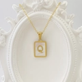 Goldene Edelstahlkette mit einem rechteckigen Muschel-Anhänger und dem Buchstaben Q - Buchstabe Q / Weiß