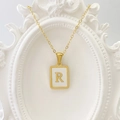 Goldene Edelstahlkette mit rechteckigem weißen Muschel-Buchstaben-R-Anhänger für Damen - Buchstabe R / Weiß