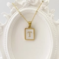 Goldene Edelstahlkette mit rechteckigem Muschelanhänger und dem Buchstaben T Design - Buchstabe T / Weiß