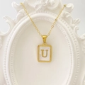Goldene Edelstahlkette mit quadratischem Muschel-Anhänger und Buchstabe U für Damen - Buchstabe U / Weiß