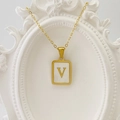 Goldene Edelstahlkette mit rechteckigem Perlmuttanhänger und dem Buchstaben V - Buchstabe V / Weiß