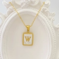 Halskette mit quadratischem Muschel-Anhänger mit goldenem Buchstaben W aus Edelstahl - Buchstabe W / Weiß