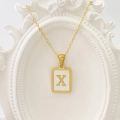 Goldene Edelstahlkette mit rechteckigem Anhänger, weißer Muschel und dem Buchstaben X - Buchstabe X / Weiß