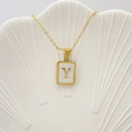 Elegante goldene Halskette mit quadratischem Muschel-Anhänger und geprägtem Buchstaben Y - Buchstabe Y / Weiß