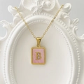 Elegante goldene Halskette mit rosa Muschel-Inlay und Buchstaben B Anhänger Damen - Buchstabe B / Rosa