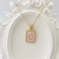Goldene Halskette mit quadratischem Perlmutt-Anhänger in Rosa und Buchstabe C Motiv - Buchstabe C / Rosa