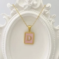 Goldene quadratische Kette mit rosa Muschel-Inlay und Buchstaben-D-Anhänger auf Rahmen - Buchstabe D / Rosa