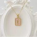 Goldene Edelstahlkette mit quadratischem rosa Muschel-Anhänger und Buchstabe E - Buchstabe E / Rosa