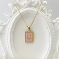 Elegante goldene Halskette mit quadratischem Perlmutt-Anhänger und Buchstabe G - Buchstabe G / Rosa