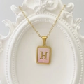 Goldhalskette mit quadratischem rosa Muschel-Anhänger und goldenem Buchstaben H - Buchstabe H / Rosa