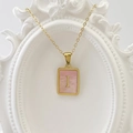 Goldene Halskette mit quadratischem Perlmutt-Anhänger und dem Buchstaben I in Rosa - Buchstabe I / Rosa