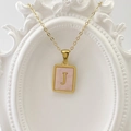 Goldene Edelstahlkette mit quadratischem rosa Muschel-Anhänger und Buchstabe J - Buchstabe J / Rosa