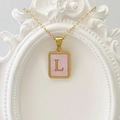 Goldene Halskette mit quadratischem Anhänger, rosa Inlay und Buchstabe L - Buchstabe L / Rosa