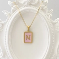Goldene Halskette mit quadratischem Muschel-Anhänger und Buchstabe M in Pink - Buchstabe M / Rosa