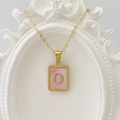 Goldene Halskette mit quadratischem rosa Muschel-Anhänger und dem Buchstaben O im Design - Buchstabe O / Rosa