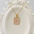Elegante goldene quadratische Halskette mit rosa Muscheleinlage und Buchstaben P - Buchstabe P / Rosa