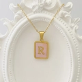 Goldene Edelstahlkette mit quadratischem rosa Muschel-Anhänger und goldenem Buchstaben R - Buchstabe R / Rosa