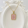 Goldene Halskette mit rechteckigem rosa Muschel-Anhänger und goldenem Buchstaben S - Buchstabe S / Rosa