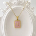 Goldene quadratische Halskette mit rosa Muscheinlage und Anhänger mit Buchstabe U - Buchstabe U / Rosa