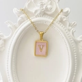 Elegante goldene Halskette mit rosa rechteckigem Anhänger und goldenem Buchstaben V - Buchstabe V / Rosa