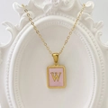 Goldene Halskette mit rosa Emaille-Rechteckanhänger und goldenem Buchstaben W - Buchstabe W / Rosa
