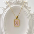 Goldene Edelstahlkette mit quadratischem rosa Muschelanhänger und dem Buchstaben X - Buchstabe X / Rosa
