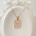 Halskette aus Edelstahl in Gold mit quadratischem rosa Muschel-Anhänger und Buchstabe Y - Buchstabe Y / Rosa