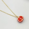 Collier style pastoral avec chaîne dorée et pendentif fruit rouge à texture grainée - Style Tranche de Grenade (E)