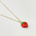 Joli collier doré avec un pendentif fraise 3D en émail rouge et des détails de feuilles - Style Fraise Solide (F)