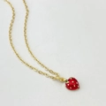 Collier style pastoral avec pendentif fraise en émail rouge sur une chaîne dorée - Style Mini Fraise (H)