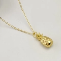 Collier doré avec pendentif ananas 3D détaillé dans une finition métallique polie - Style Ananas 3D (J)