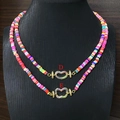 Bunte Heishi-Perlenkette im Boho-Stil mit Herz-Zirkonia-Verschluss auf einem schwarzen Büste - Bunte Polymer-Ton Perlen Herzverschluss Kette (D)