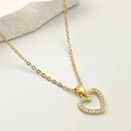 Dettaglio del ciondolo a cuore dorato con micro-pavé di zirconi e catenina a maglie classica - Stile Cuore Zirconia Cavo (e)