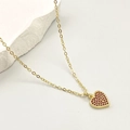 Dettaglio della collana a catena dorata con pendente a cuore e zirconi rossi - Stile Cuore Pavé Zirconia Rossa (f)