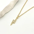 Macro di ciondolo a fulmine placcato oro con dettagli in micro-intarsio di zirconi lucidi - Stile Fulmine Pavé Oro (k)