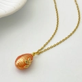 Collier doré avec pendentif œuf en émail orange, accents floraux et cristaux étincelants - Rose Orangé (Style A)