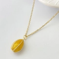 Collier en chaîne dorée avec un pendentif œuf jaune vif à texture en nid d'abeille - Jaune Citron (Style E)