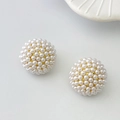 Boucles d'oreilles sphériques élégantes en perles blanches et base en métal doré - Boucles d'Oreilles Style A