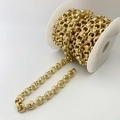 Dettaglio catena in metallo dorato con motivo a rilievo su una bobina di plastica - Stile Teschio (Tipo D)