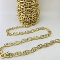 Detail einer polierten goldene Ankerkette mit glänzendem Spiegelfinish für Schmuckstücke - Schweinenase / Ankerkette Stil (Stil E)