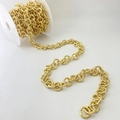 Nahaufnahme der goldenen Spiral-Gliederkette für Schmuck auf einer weißen Kunststoffspule - Spiraltextur-Stil (Stil J)