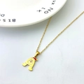 Gouden kerstketting met letter A hanger, kerstmuts detail en een verfijnde gouden ketting - Letter A