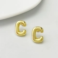 Minimalistische goldene C-Buchstaben Ohrstecker mit glänzender Metalloberfläche - Gold C