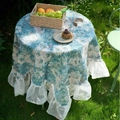Blauw jacquard gebloemd rond tafelkleed met witte dubbellaagse kant-en-klaar ruches - 90cmx90cm