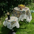 Klassiek blauw Monet jacquard rond tafelkleed met elegante witte kantafwerking - 90cmx90cm / Jacquard Anjer (Rond/Ruffle Rand)