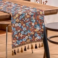 Camino de mesa vintage de jacquard floral con borlas decorativas sobre mesa de madera - Tamaño Mini / Estilo Pradera Roja