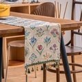 Camino de mesa jacquard floral con flores de colores y borlas verdes sobre mesa de madera - Tamaño Mini / Estilo Jacinto Curvo