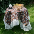 Retro rond tafelkleed met rode bloemen en witte kantrand voor in de tuin of terras - Rode Weide Jacquard / 90x90cm