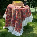 Donkerrood bohemien tafelkleed met etnische patronen en witte kanten randen voor tafels - Jacquard Rode Badge Spiegel Ruche / 90-90