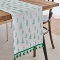 Runner da tavola natalizio con motivo a cedro verde e nappe su tavolo da pranzo in legno - 33X140cm / Stampa Oro Fondo Bianco Alberi Verdi (Nappine Verdi)